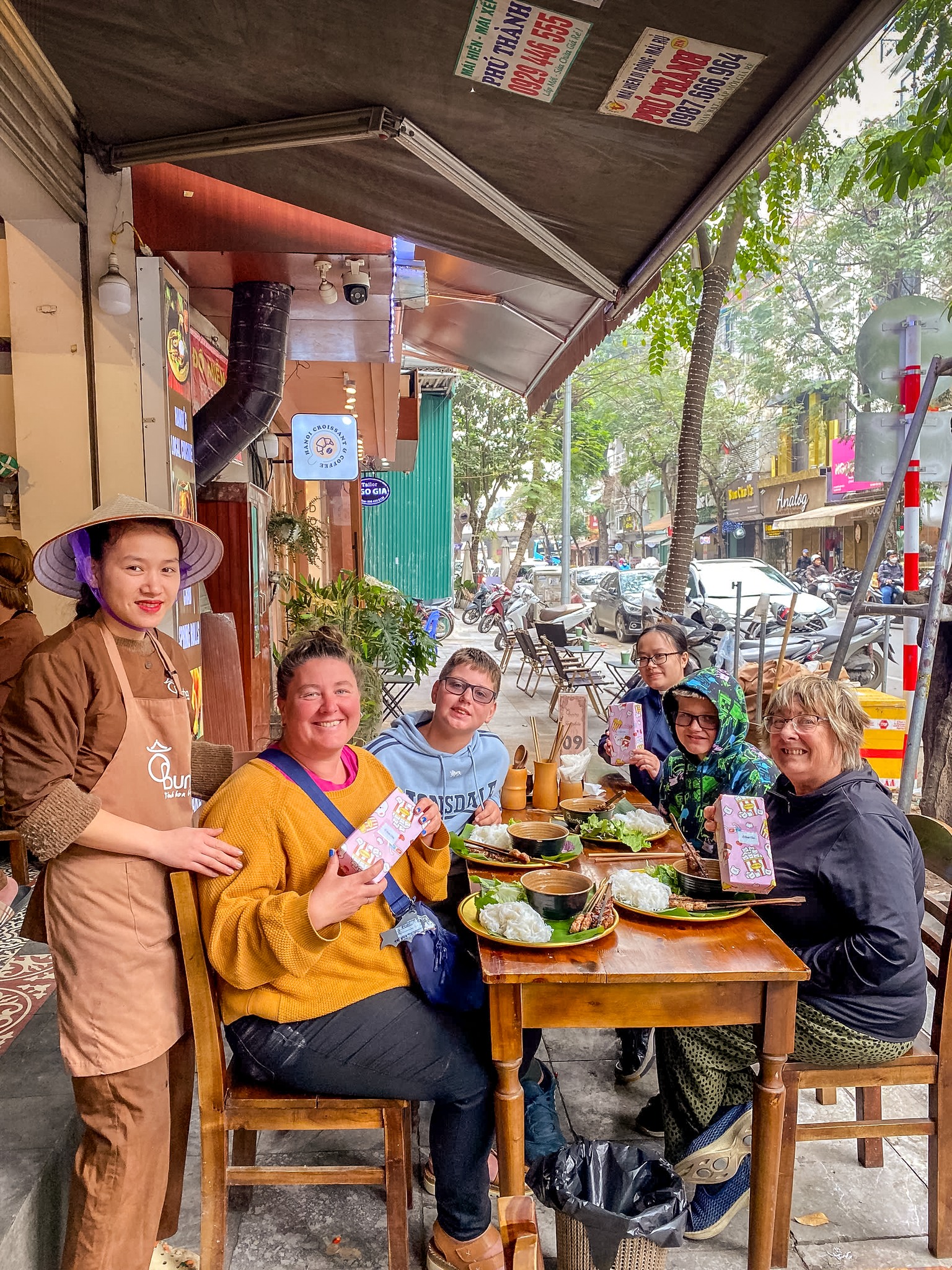 Vì Sao Người Nước Ngoài Mê Mẩn Bún Chả Hà Nội?