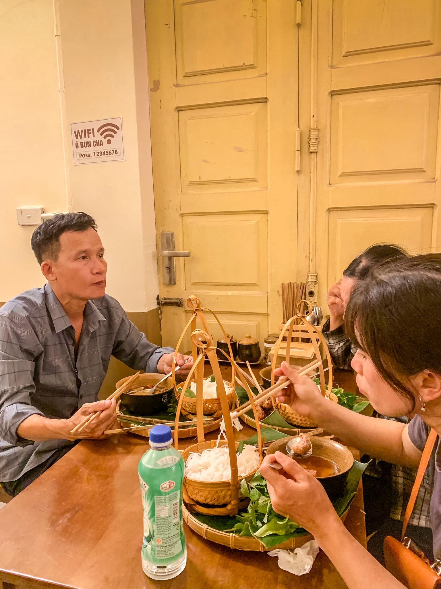 Bún Chả Và Trà Đá – Combo “Quốc Dân” Không Thể Thiếu Của Người Hà Nội