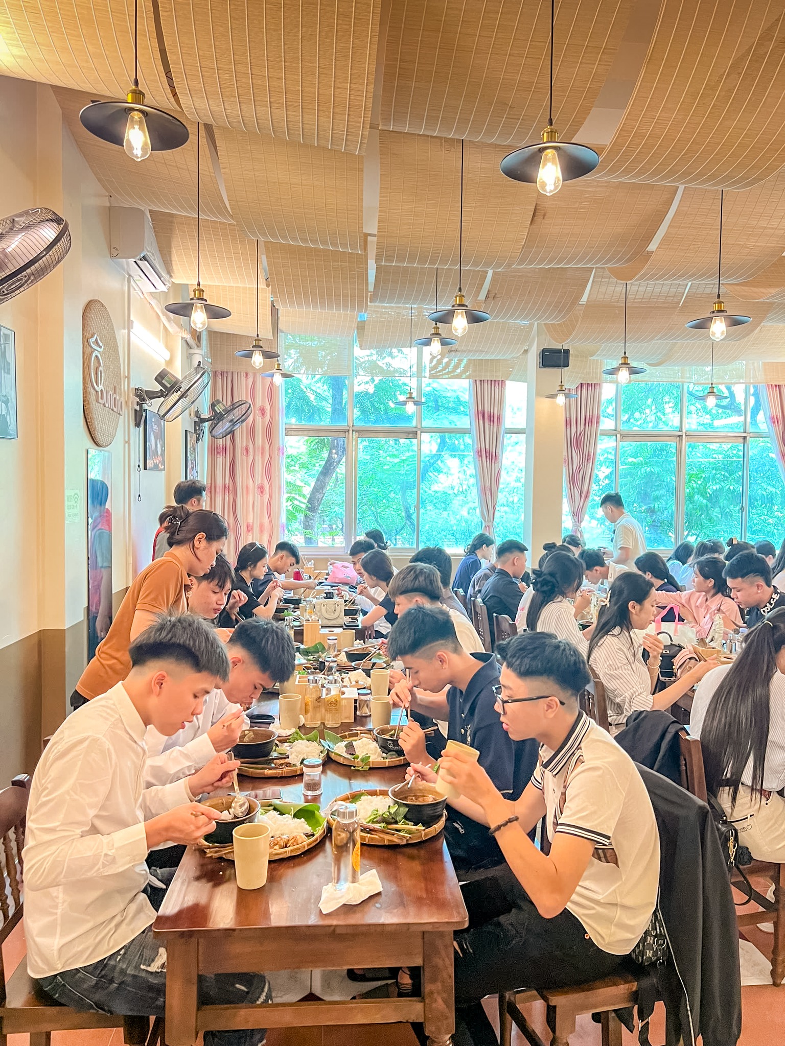 Bún Chả – Bữa Trưa Tuyệt Vời Cho Dân Văn Phòng Quanh Lê Hồng Phong